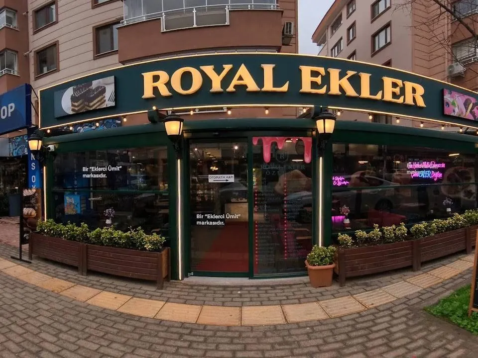 Bursa'da bir pastanenin dış cephe çekimi